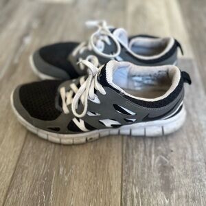 Well worn women’s Nike free running sneakers, size 7Y